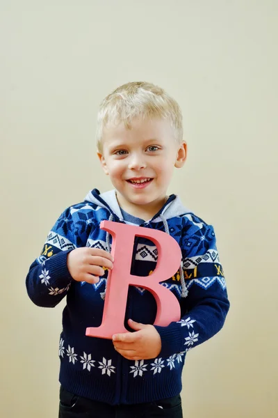 Мальчик с буквой б — стоковое фото