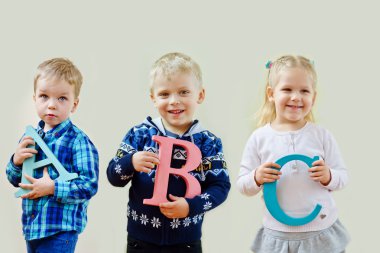 küçük çocuklar ile abc harfleri