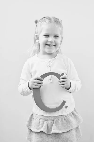 Маленька дівчинка з літерою — стокове фото