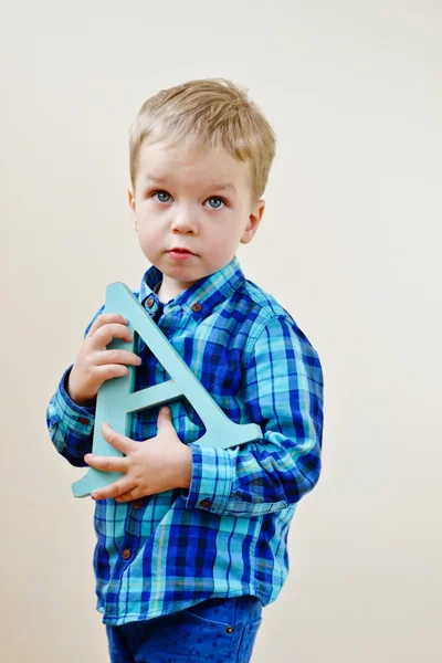 Kleuter jongen met brief — Stockfoto