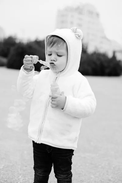 Barn girl blåser såpbubblor — Stockfoto