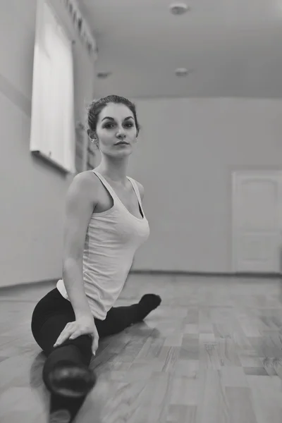 Apto Mulheres Jovens Fazendo Exercícios Alongamento Estúdio Fitness — Fotografia de Stock