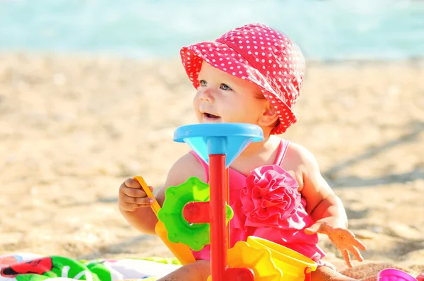 Bebé en la playa — Foto de Stock