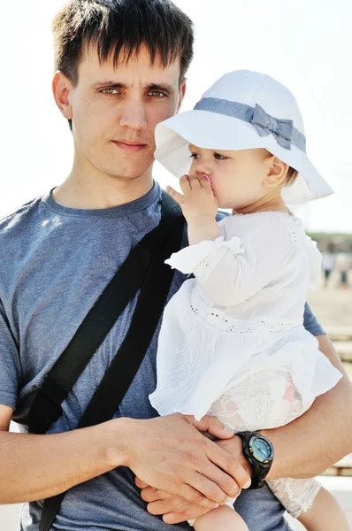 Vader houden baby meisje dochter — Stockfoto