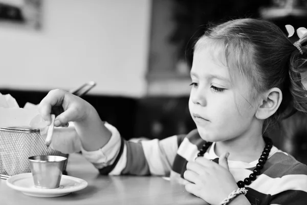 女孩吃薯条 — 图库照片