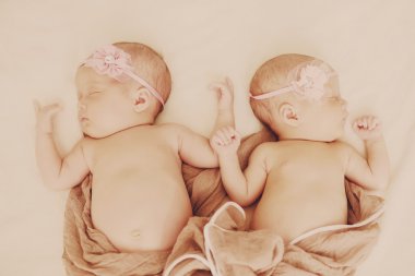 çok güzel yeni doğan İkizler 