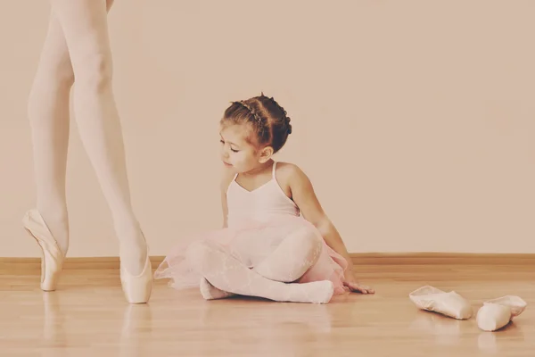 Kleines Mädchen in der Ballettschule — Stockfoto