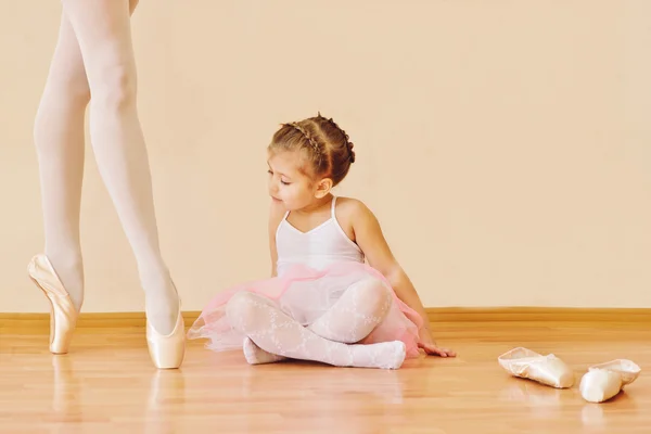 Klein meisje in de balletschool — Stockfoto