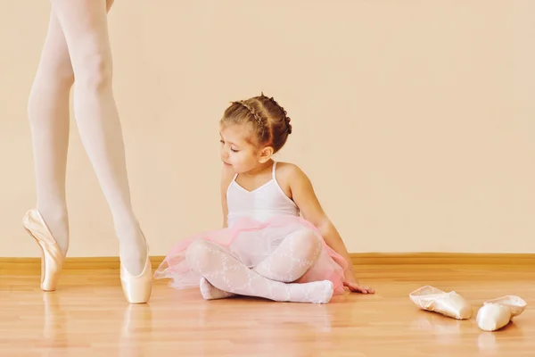 Kleines Mädchen in der Ballettschule — Stockfoto