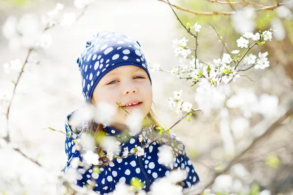 Criança na primavera — Fotografia de Stock