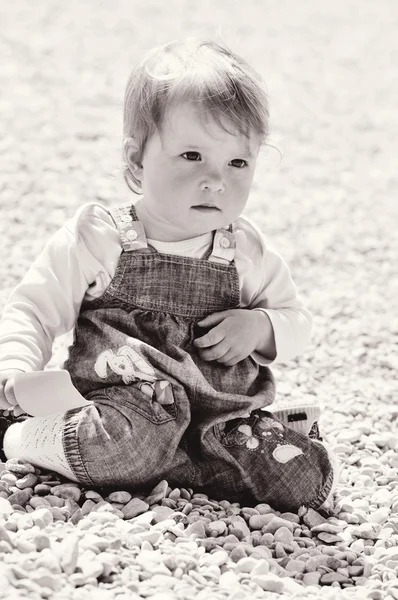 Baby flicka på sten — Stockfoto