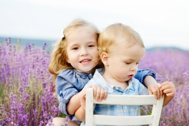 kız ve erkek kardeşim lavanta alanındaki