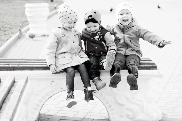 Τρία μικρά παιδιά που είναι ευχαριστημένοι — Φωτογραφία Αρχείου