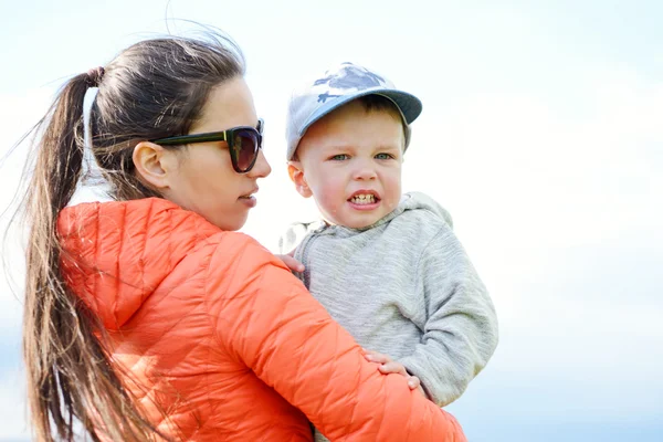 Mère calmant son fils — Photo