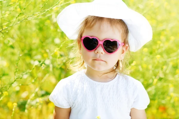 菜の花畑で幼児の女の子 — ストック写真