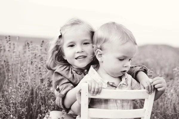 Bratr a sestra v poli levandule — Stock fotografie
