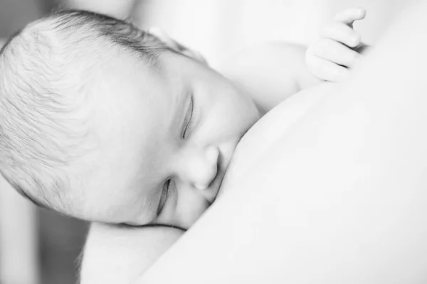 Anne yeni doğmuş bebek besleme — Stok fotoğraf