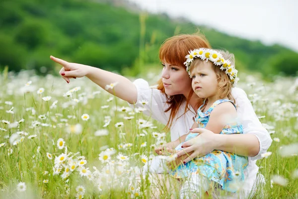 Family  in daisy field — Stock Photo, Image