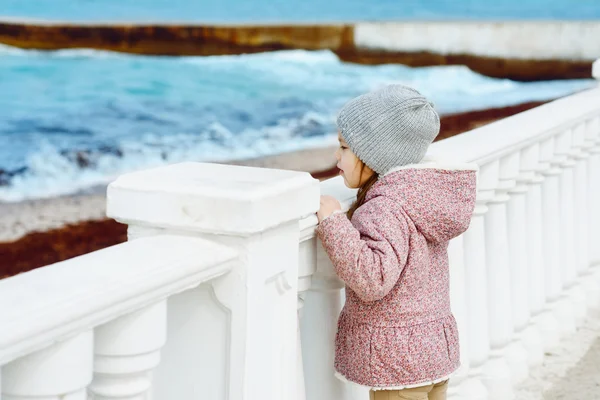 Bambina che guarda sul mare — Foto Stock