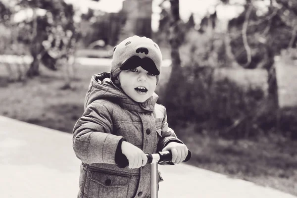 Μικρό Παιδί Αγόρι Πάνω Από Σκούτερ Εξωτερικούς Χώρους Την Άνοιξη — Φωτογραφία Αρχείου