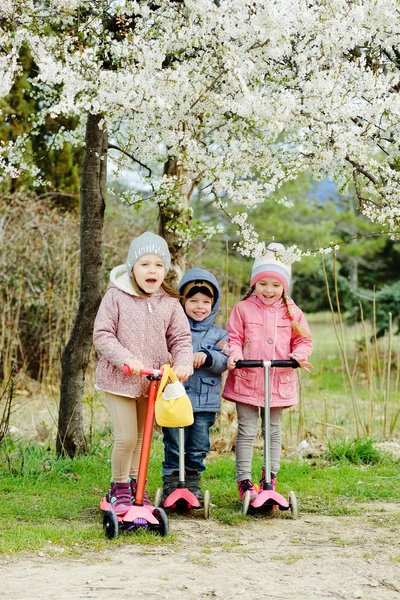 Três crianças felizes — Fotografia de Stock