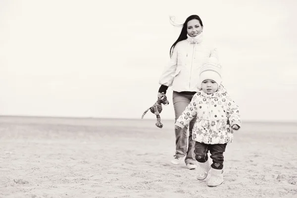 Mère Enceinte Avec Bébé Fille Amuser Sur Plage — Photo