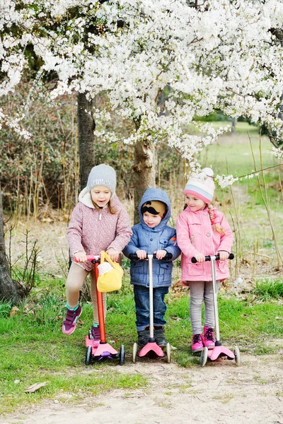 Drie gelukkige kinderen — Stockfoto