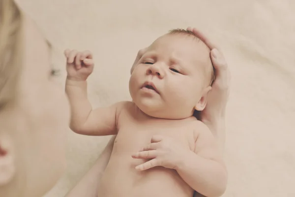 Newborn in mother's hands — Stock Photo, Image