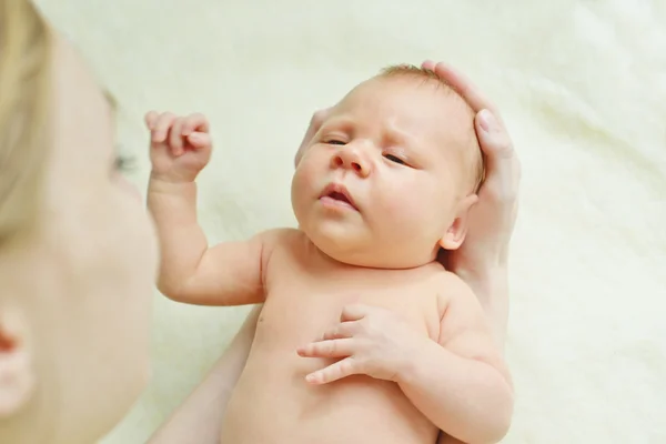 Noworodka w ręce matki — Zdjęcie stockowe