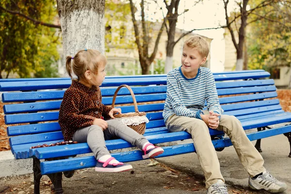 Frère et sœur dans le parc — Photo