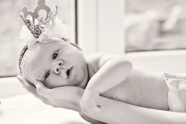 Una piccola principessa neonata — Foto Stock