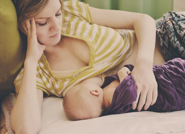 Кормление новорожденного грудью — стоковое фото