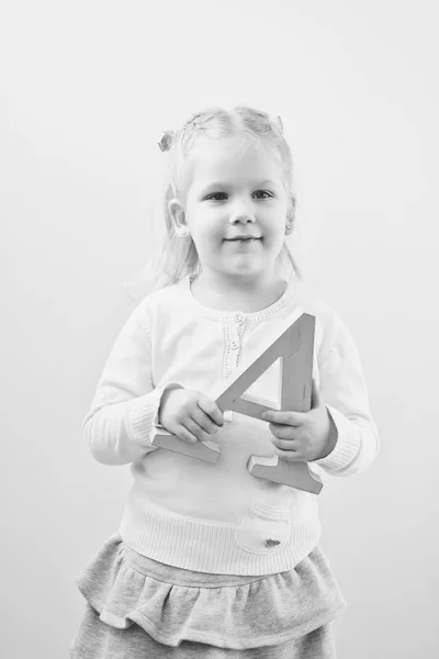 Menina Criança Está Com Letra — Fotografia de Stock