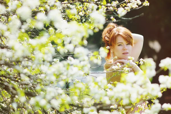 Ruiva jovem mulher na primavera — Fotografia de Stock