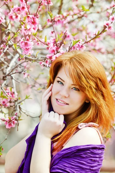 Ruiva jovem mulher na primavera — Fotografia de Stock