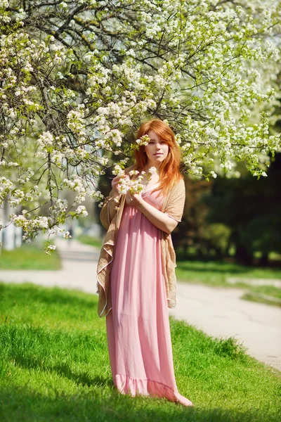 Ruiva jovem mulher na primavera — Fotografia de Stock