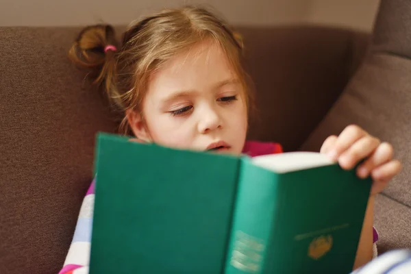 Kleinkind Mädchen mit Buch — Stockfoto