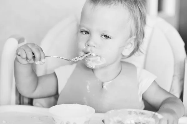 Kız bebek yeme — Stok fotoğraf