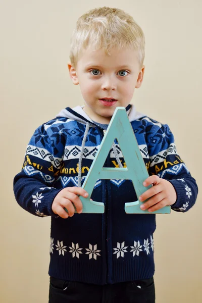 Μικρό παιδί αγόρι με γράμμα A — Φωτογραφία Αρχείου
