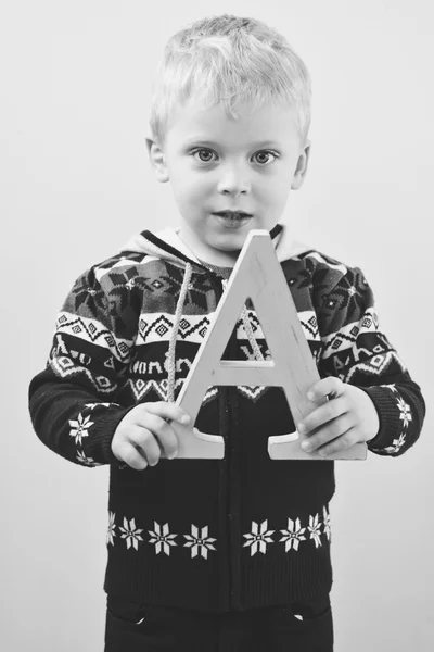 Niño Rubio Con Una Letra Madera — Foto de Stock