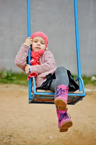 Chica sentada en swing —  Fotos de Stock
