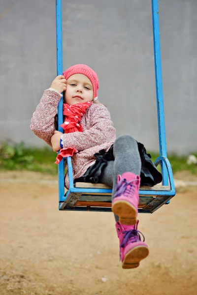 Menina sentado no balanço — Fotografia de Stock