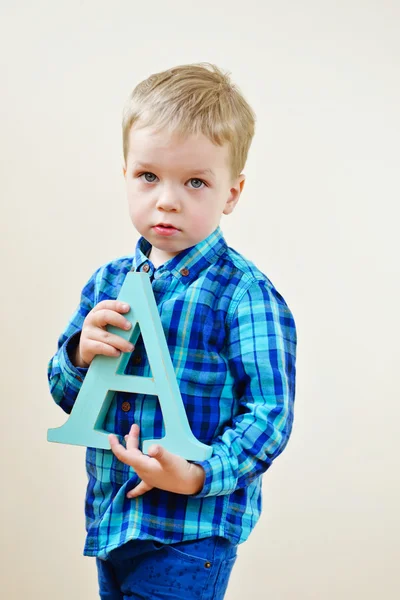 Niño pequeño con letra A — Foto de Stock