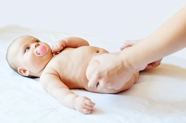 Küçük bebek kız masaj — Stok fotoğraf
