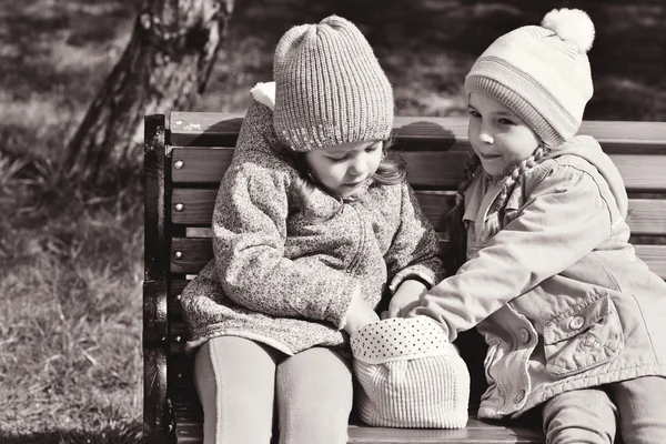 Deux petites filles heureuses — Photo