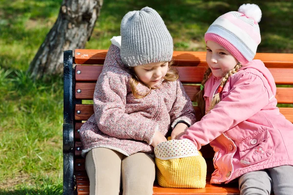 Dvě šťastné malé holčičky — Stock fotografie