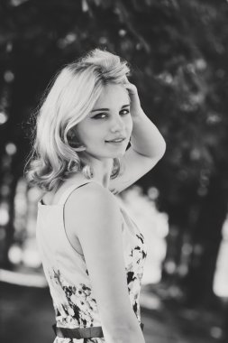 güzel yaz Bayan yeşil park