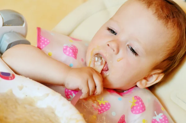 Eszik a baba lány — Stock Fotó