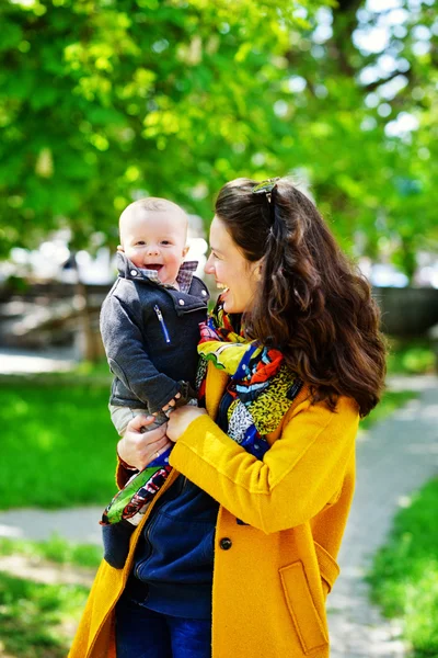 Happy family outdoors — Stock Photo, Image