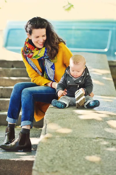 Moeder en baby zoon — Stockfoto